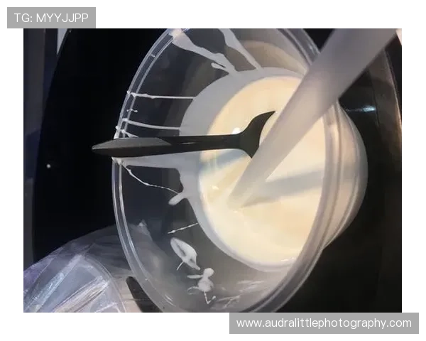 谌利军家的冰箱里塞满蛋白粉，连饮料都是无糖的